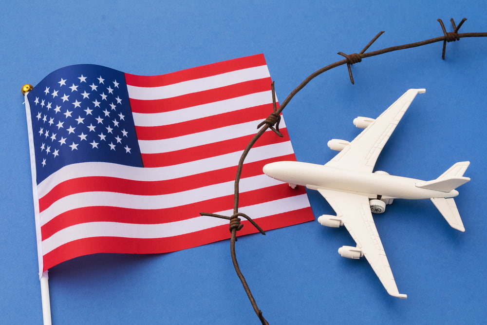 الولايات المتحدة تشدد قيود السفر لجميع المسافرين وتنصح مواطنيها بعدم السفر إلى بولندا والمغرب بسبب وباء كورونا